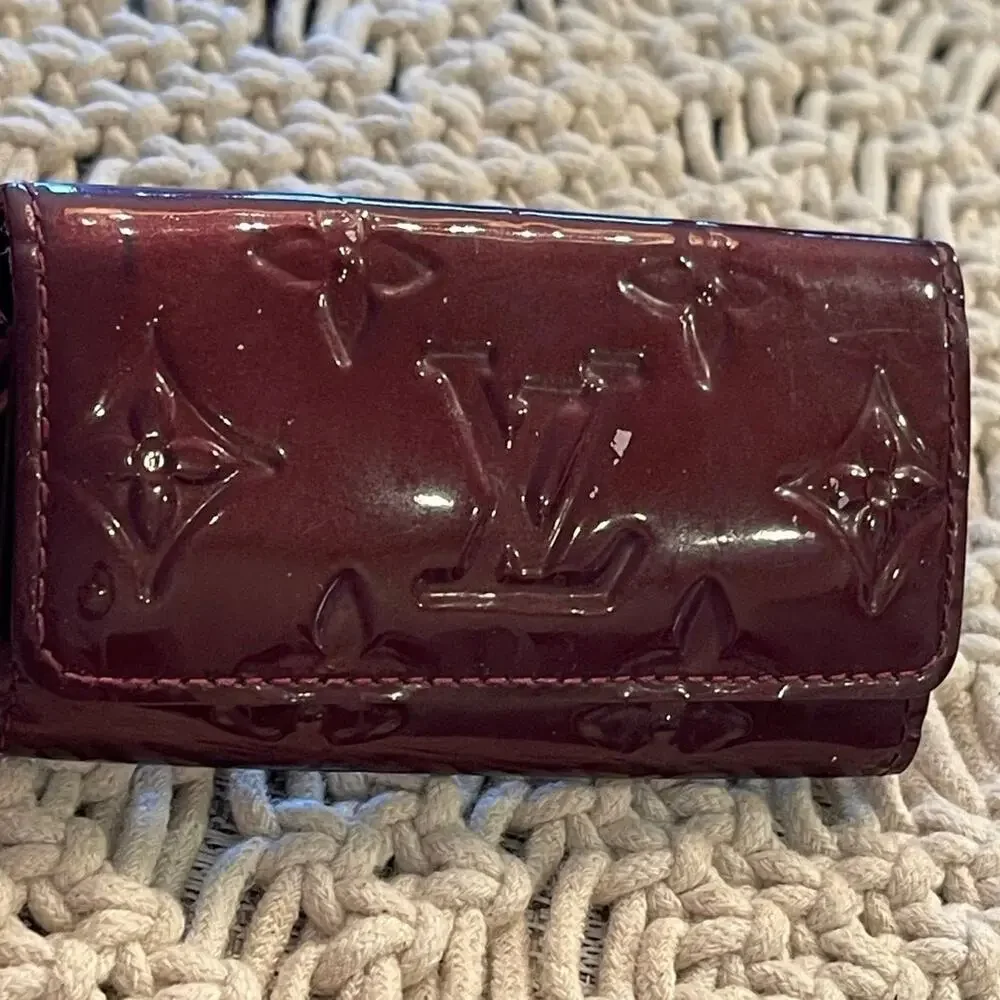 Authentic Louis Vuitton Vernis 4 Key Case in Amaranth (Burgundy red)